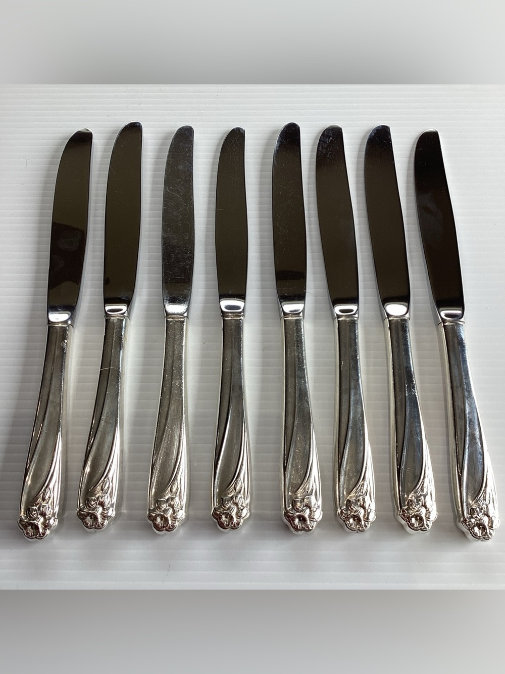 8 X Daffodil 1847 Rogers Bros IS Silverplate Flatware Silverware Dinner Knives